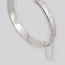 Load image into Gallery viewer, Paris Sterling Silver 1/4" Engraved Children's Snap Bangle
