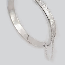 Load image into Gallery viewer, Paris Stirling Silver 1/4&quot; Engraved Children&#39;s Snap Bangle
